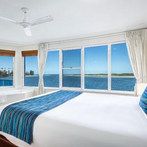 Deluxe Two-Bedroom Apartment - Absolute Waterfront