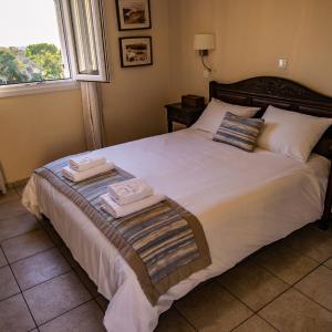 Studio with Outdoor Hot Tub and Sea View (2 Adults)