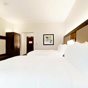 One-Bedroom Queen Room with Two Queen Beds and Mobility Accessible Tub - Non-Smoking