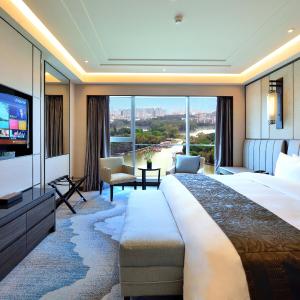 Deluxe Suite with Lake View