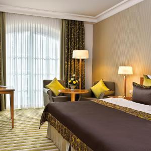 Deluxe Double Room with Side Sea View