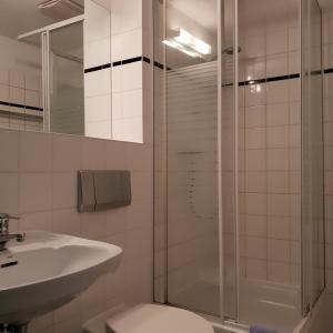 Double Room - Below Ground Level - 05