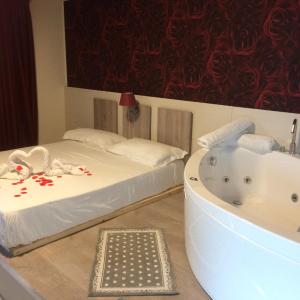 Suite with Hot Tub