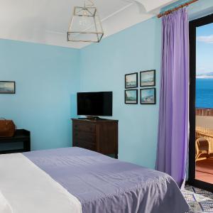 Classic Double Room with Balcony and Sea View