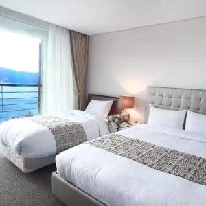 Deluxe Studio with Ocean View (1 Single bed + 1 Double bed)