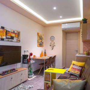 Modern Studio with Private Yard