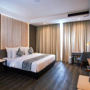 Honeymoon King Suite