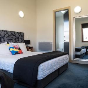 King + 1 Single with Ensuite Bathroom