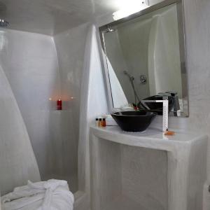Amaya Sentiment Villa with Caldera View & Outdoor Hot Tub