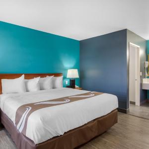 Deluxe Larger Room, 1 King Bed, Non Smoking