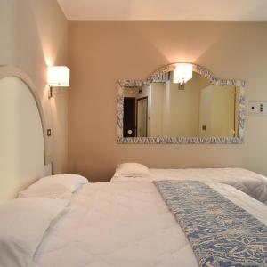 Classic Triple Room with Balcony and Lateral Sea View