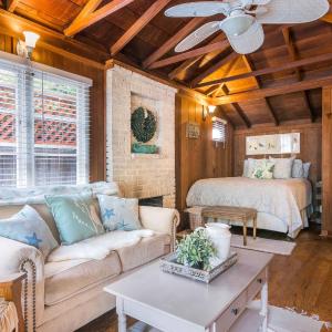 Cozy Studio Cottage with Fireplace