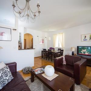 Private Entrance - Deluxe Two-Bedroom Apartment