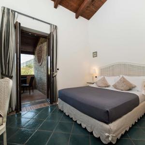 One-Bedroom Apartment with Balcony