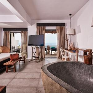 Majestic Retreat Suite with Hot Tub