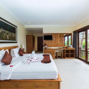 Suite with Pool View