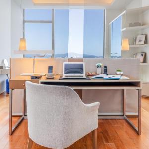 Wooden Countyard Suite 