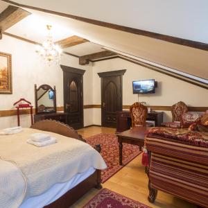 Deluxe Triple Room with Kingsize Bed
