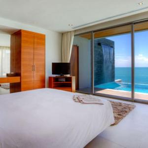 Three-Bedroom Villa with Private Pool and Sea View