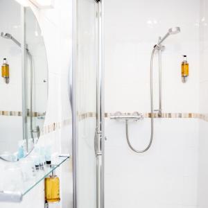Standard Family Room with Shower 