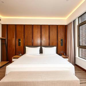 Executive Suite with Lake View