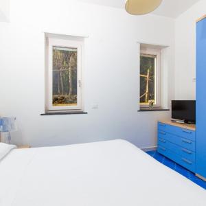 One-Bedroom Apartment with Hill View