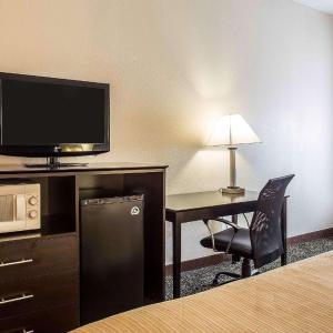 King Room with Roll-In Shower - Accessible/Non-Smoking