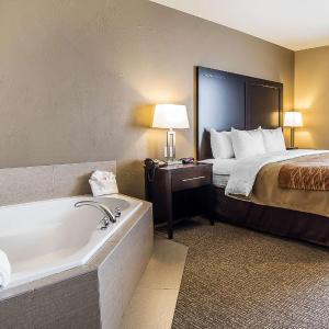 King Suite with Whirlpool - Non-Smoking