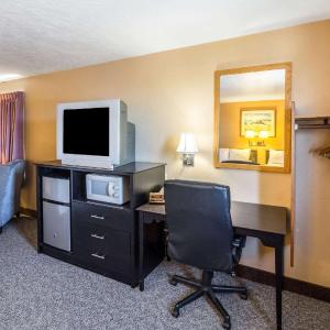 Efficiency King Suite - Non Smoking/Interior Hall