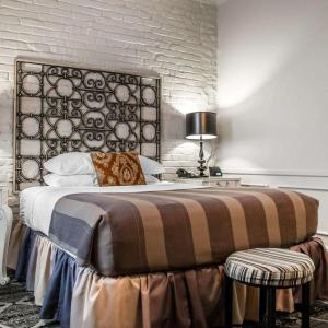Efficiency Queen Suite with Two Queen Beds and Living room - Non Smoking