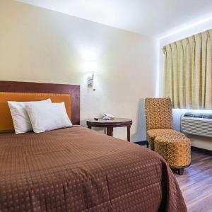 One Queen Bed Room - Accessible/Non-Smoking