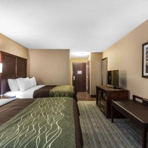 Queen Room with 2 Queen Beds and River View - Non-Smoking
