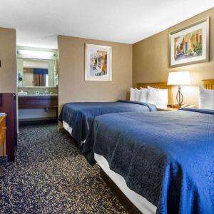 Queen Room with Two Queen Beds - Smoking