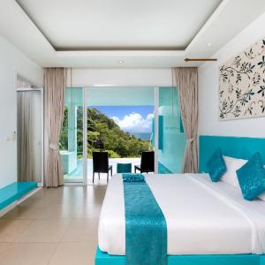 Deluxe Partial Seaview Pool Suite 