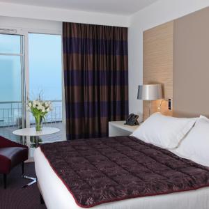 Suite Apartment with Sea View (2 Adults + 2 Children)