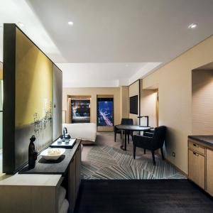 Deluxe King Room with City View