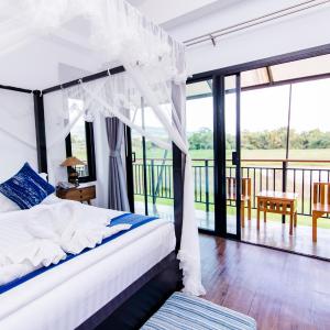Suite with Mountain View