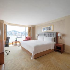 Premier Harbor View Suite with Horizon Club Benefits