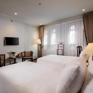 Dynastie Suite with Street View