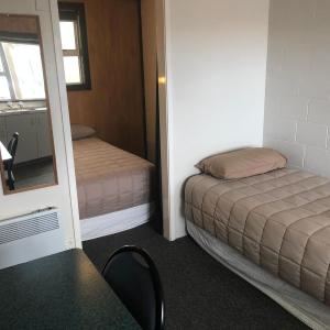 Small Cabin with Kitchenette and Shared Bathroom (3 Guests)
