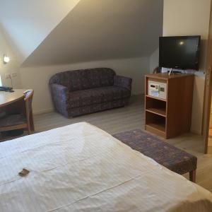 Economy Triple Room