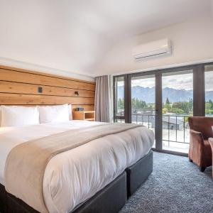 Lake View Studio with Balcony