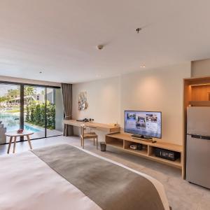 Deluxe Double Room with Pool Access