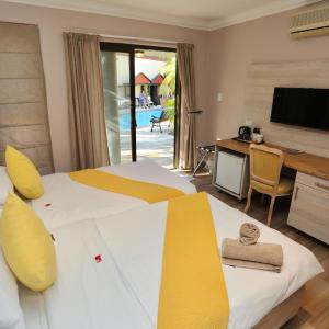 Twin Room with Pool View