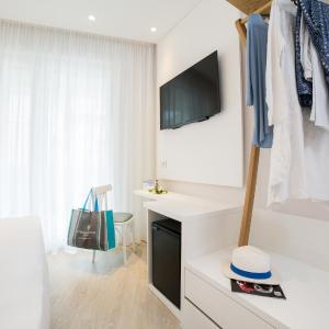 Deluxe Double or Twin Room with Partial Sea View