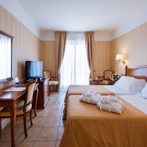 Superior Double or Twin Room with Partial Sea View