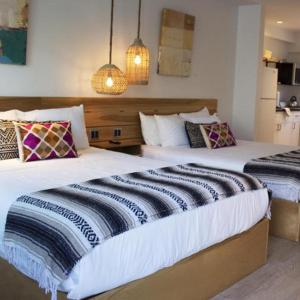 Double Queen Room with Pool View, Kitchen