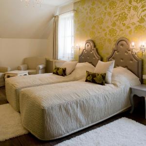 Family Room (2 Adults + 1 Child)