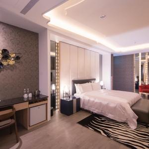 Classic Queen Suite with Spa Bath (Check-in after 21:00) 