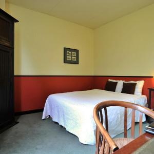 Basic Single Room with Queen Bed 